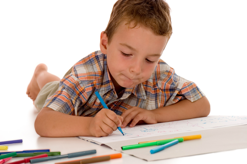 Un garçon qui dessine
