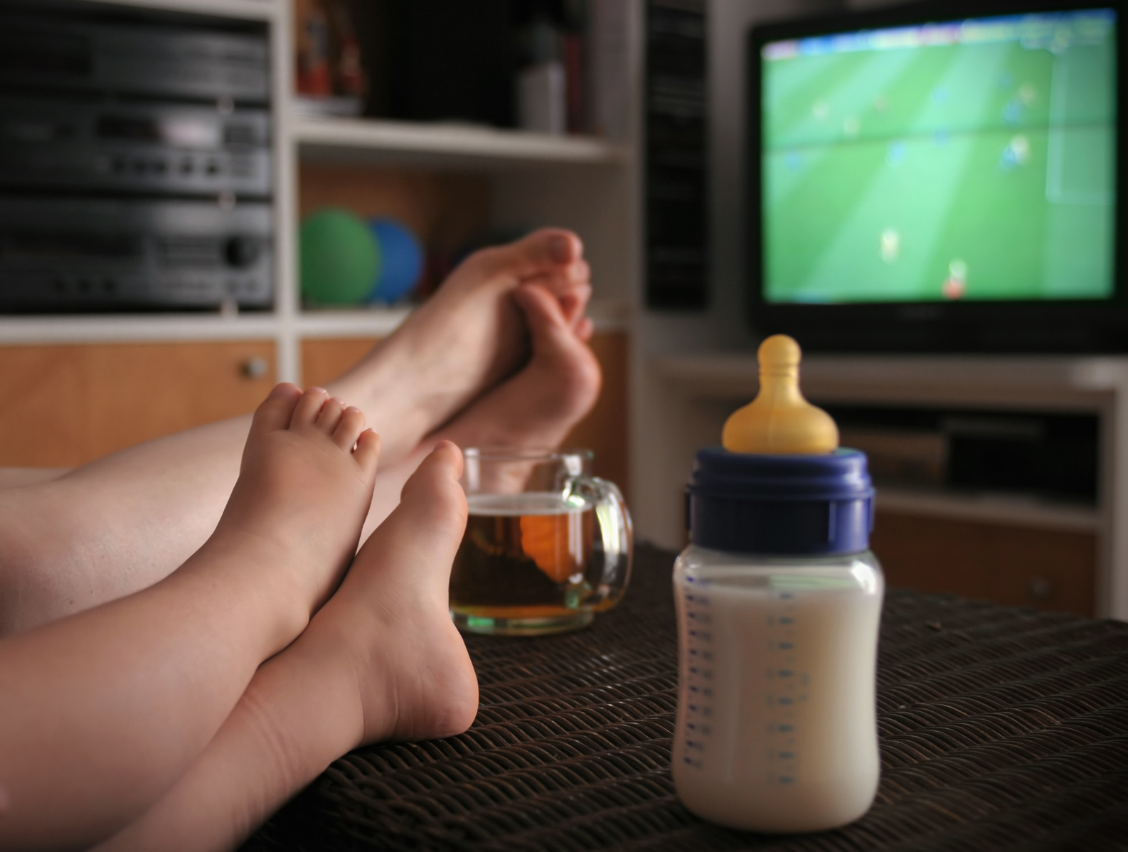 bébé qui écoute la télé avec maman