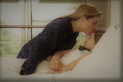 Maman qui borde sa fille