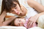 Mon bébé refuse de dormir seul