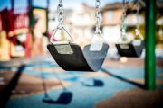Quand et comment apprendre à mon enfant à aller au parc seul en toute sécurité?