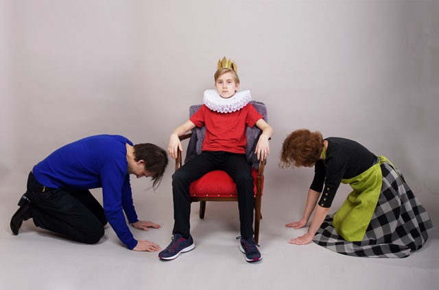 Enfant roi et parents serviteurs