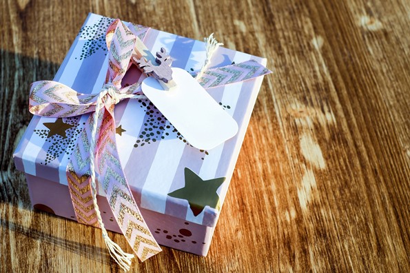 Offrir un cadeau à l'enseignant de notre enfant oui ou non?