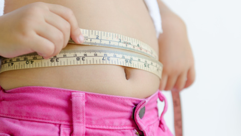 Un enfant qui présente un risque de surpoids doit suivre une diète et manger des aliments faibles en matières grasses.