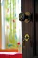 À 13 ans, elle dort toujours avec son père