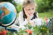 Les vacances d’été: travaux scolaires ou repos?